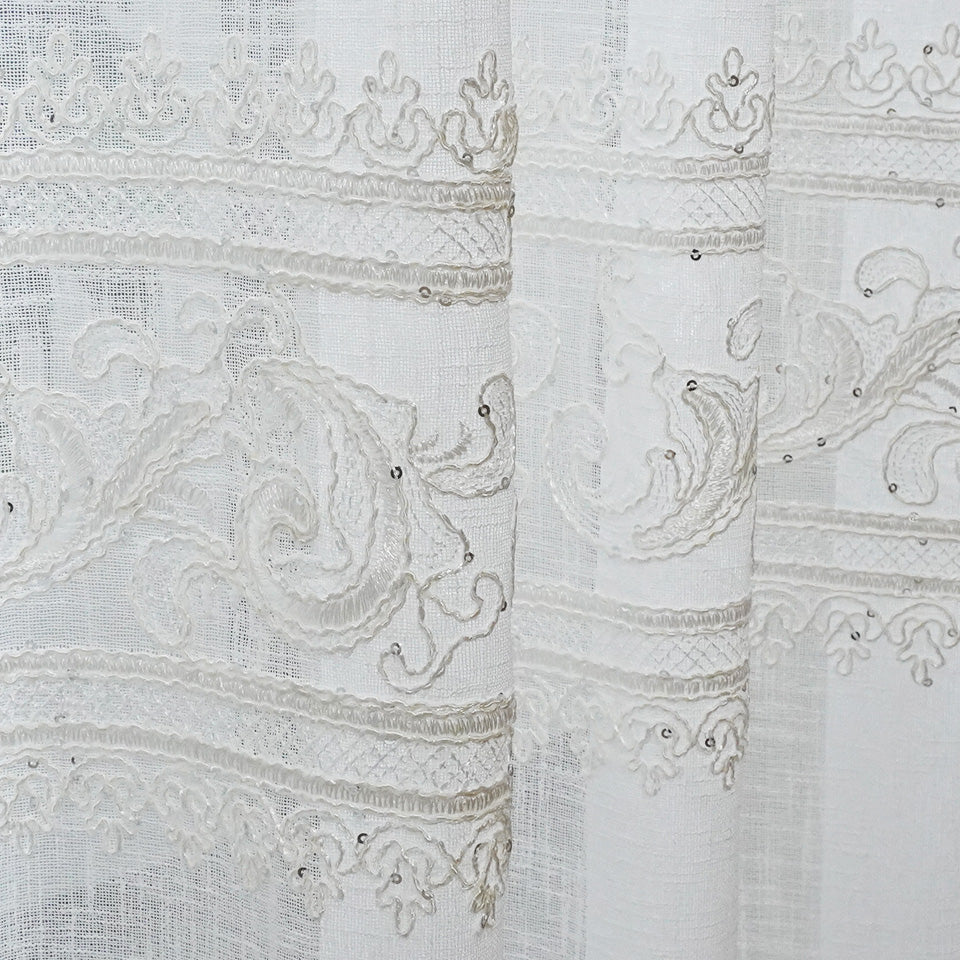 小花とつる模様の刺繍レース 生地アップ