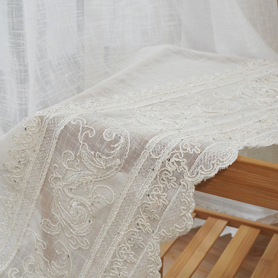 小花とつる模様の刺繍レース 裾生地感