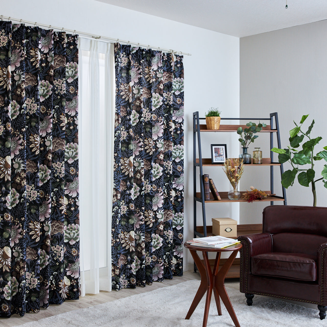 シックなブラックを基調とした、奥行きのあるボタニカル柄カーテン クラシカルインテリア