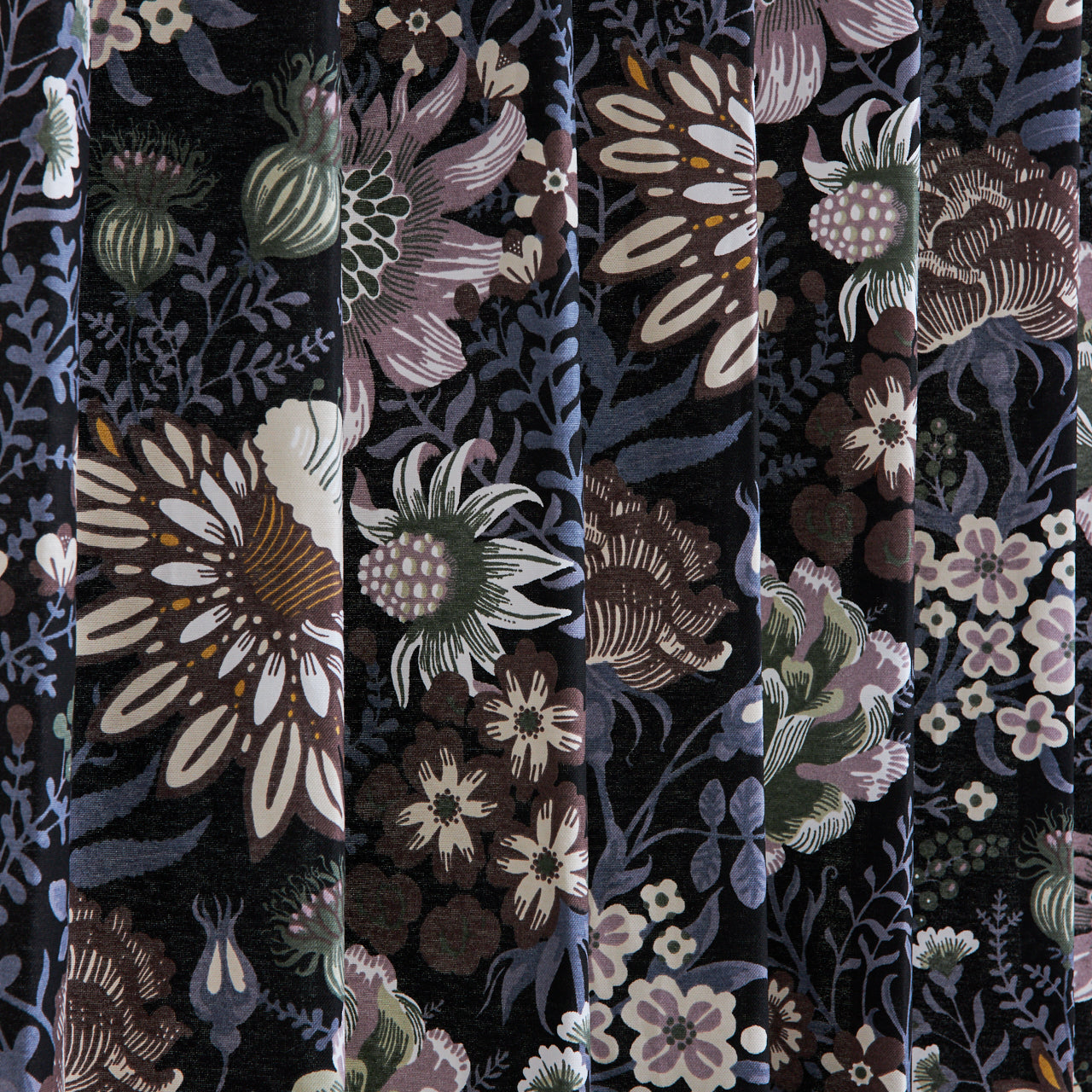 シックなブラックを基調とした、奥行きのあるボタニカル柄カーテン 花柄