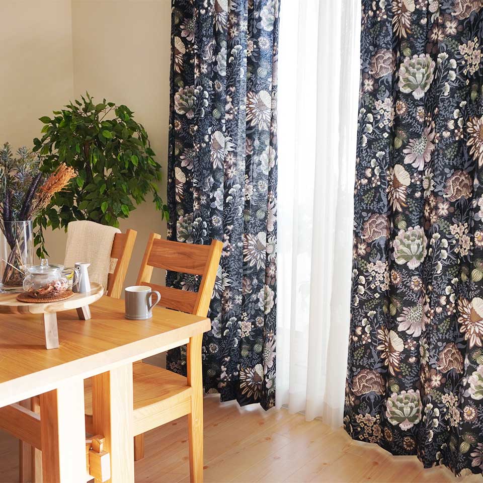 シックなブラックのボタニカル柄カーテン ダイニングのナチュラルテイスト
