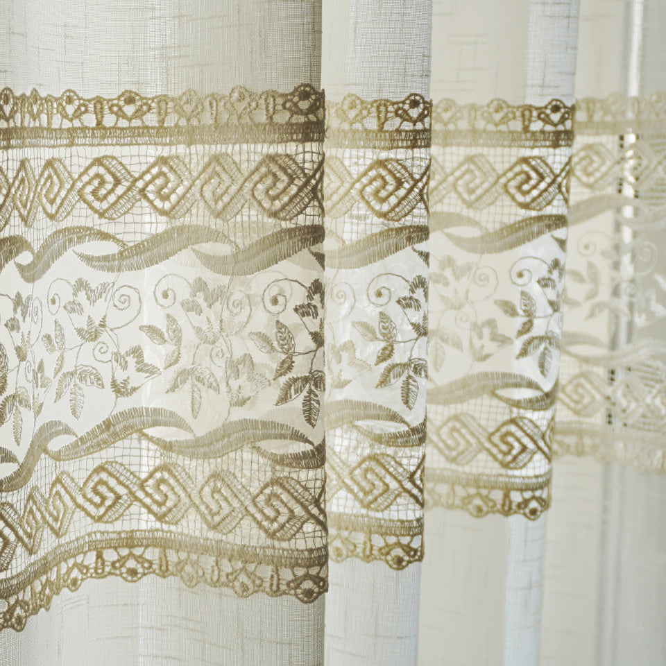 生成り生地に繊細な刺繍の高級感 エレガントレース 繊細な刺繍