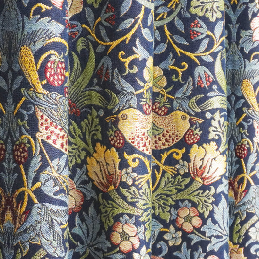 ウィリアム・モリス調 鳥と自然モチーフジャガードカーテン レッド いちごをついばむ小鳥デザイン