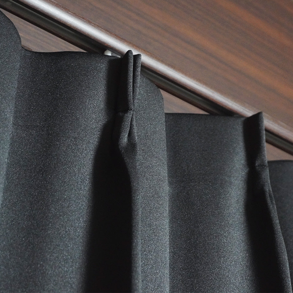 既製｜遮光1級 シンプルなブラックのモノトーンカーテン｜チェイサー