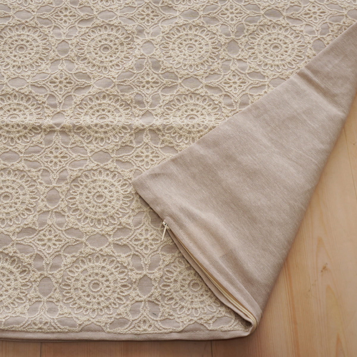 チェーンステッチ刺繍のクロシェデザインのクッションカバー アイボリー