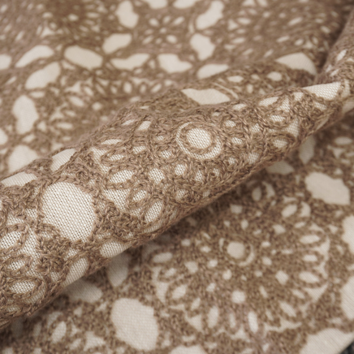 チェーンステッチ刺繍のクロシェデザインのクッションカバー ブラウン