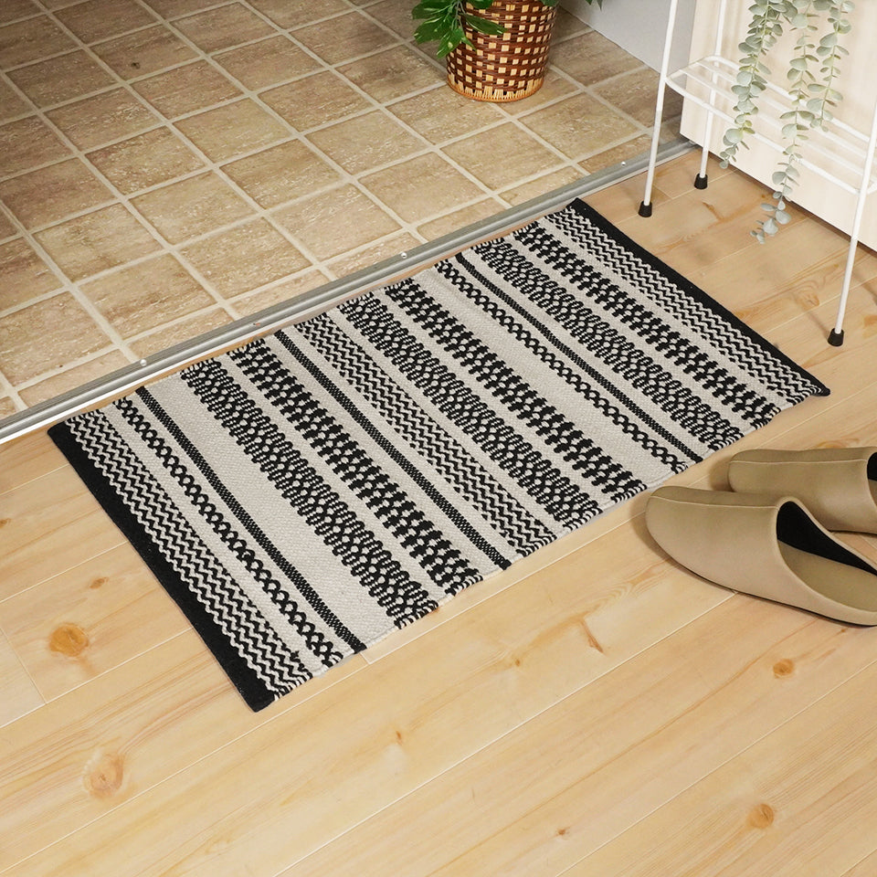 綿混ざっくり素材 手洗いOKのエスニックデザイン|クラフT073C　玄関マット（ブラック）全体・使用例