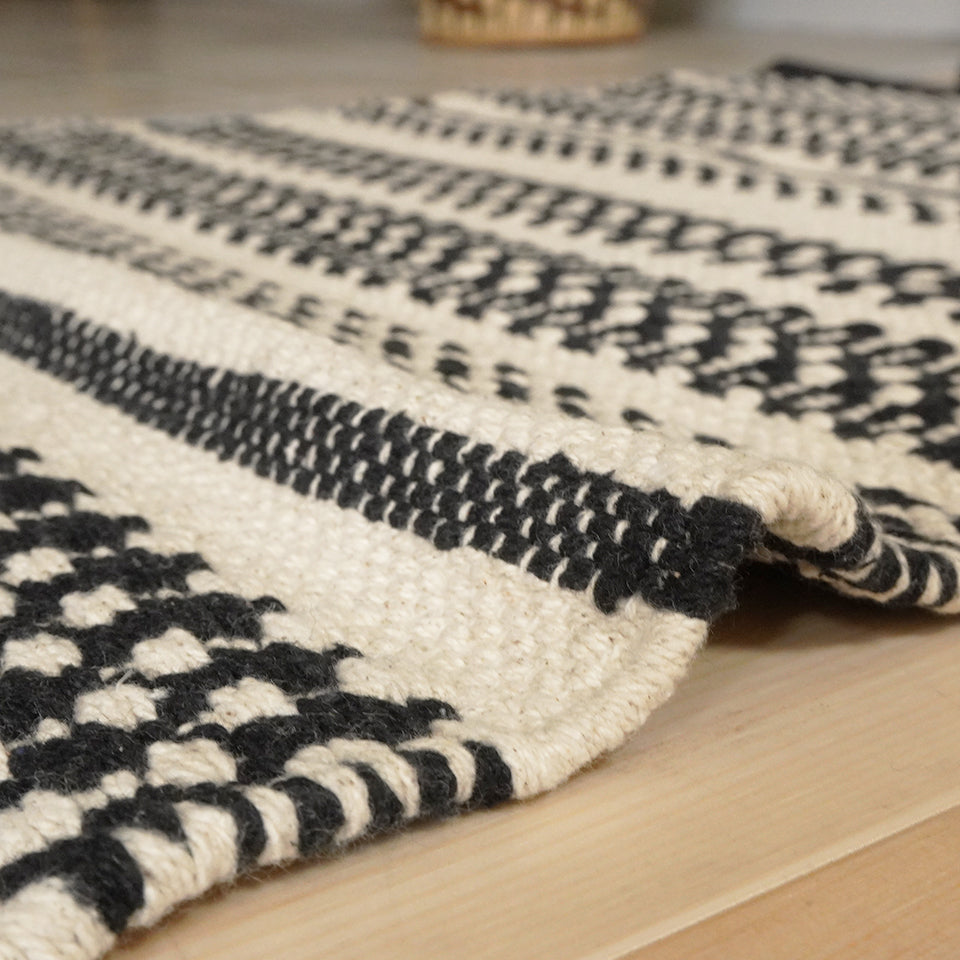 綿混ざっくり素材 手洗いOKのエスニックデザイン|クラフT073C　玄関マット（ブラック）生地の厚さ・生地感