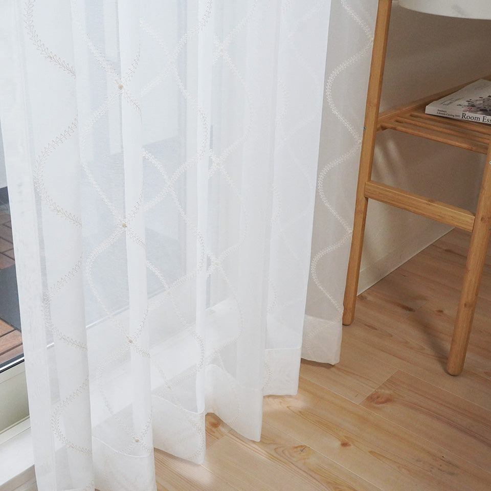 シンプルでモダンな高級感ある刺繍ボイル プリーツ加工