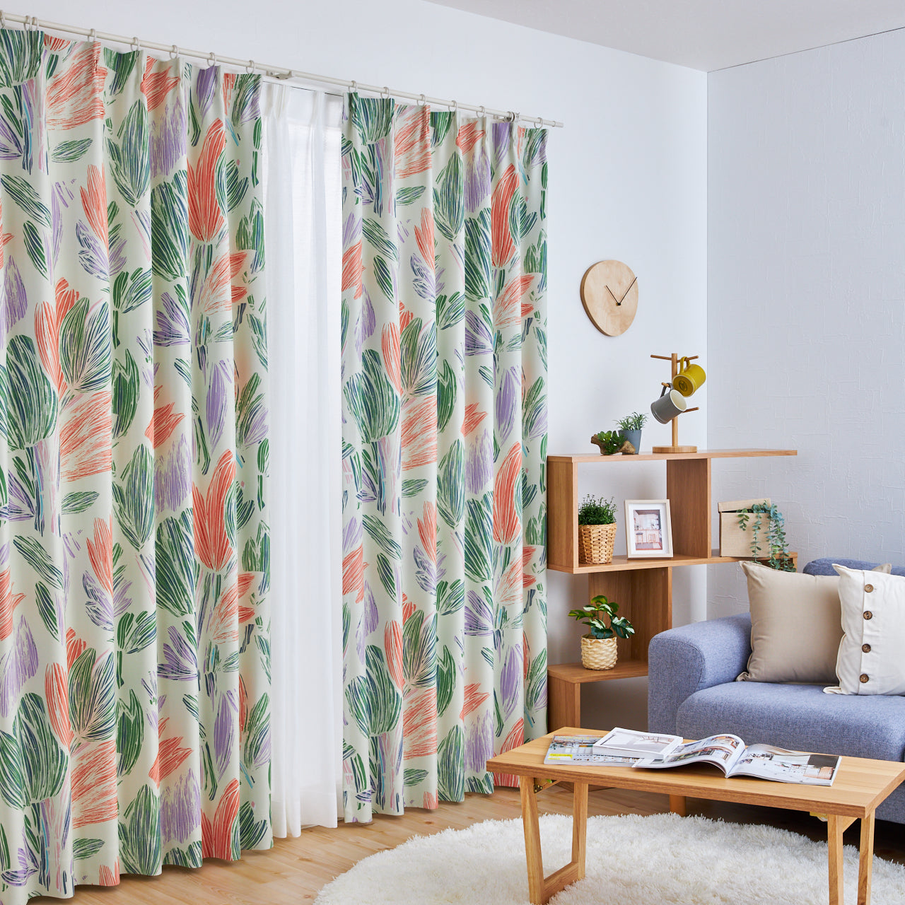 手書き風のタッチで描かれたチューリップのような花々が並んだカーテン 北欧ナチュラル