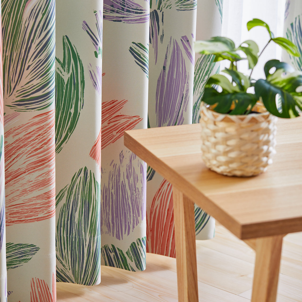 手書き風のタッチで描かれたチューリップのような花々が並んだカーテン 形状安定加工で綺麗なドレープ