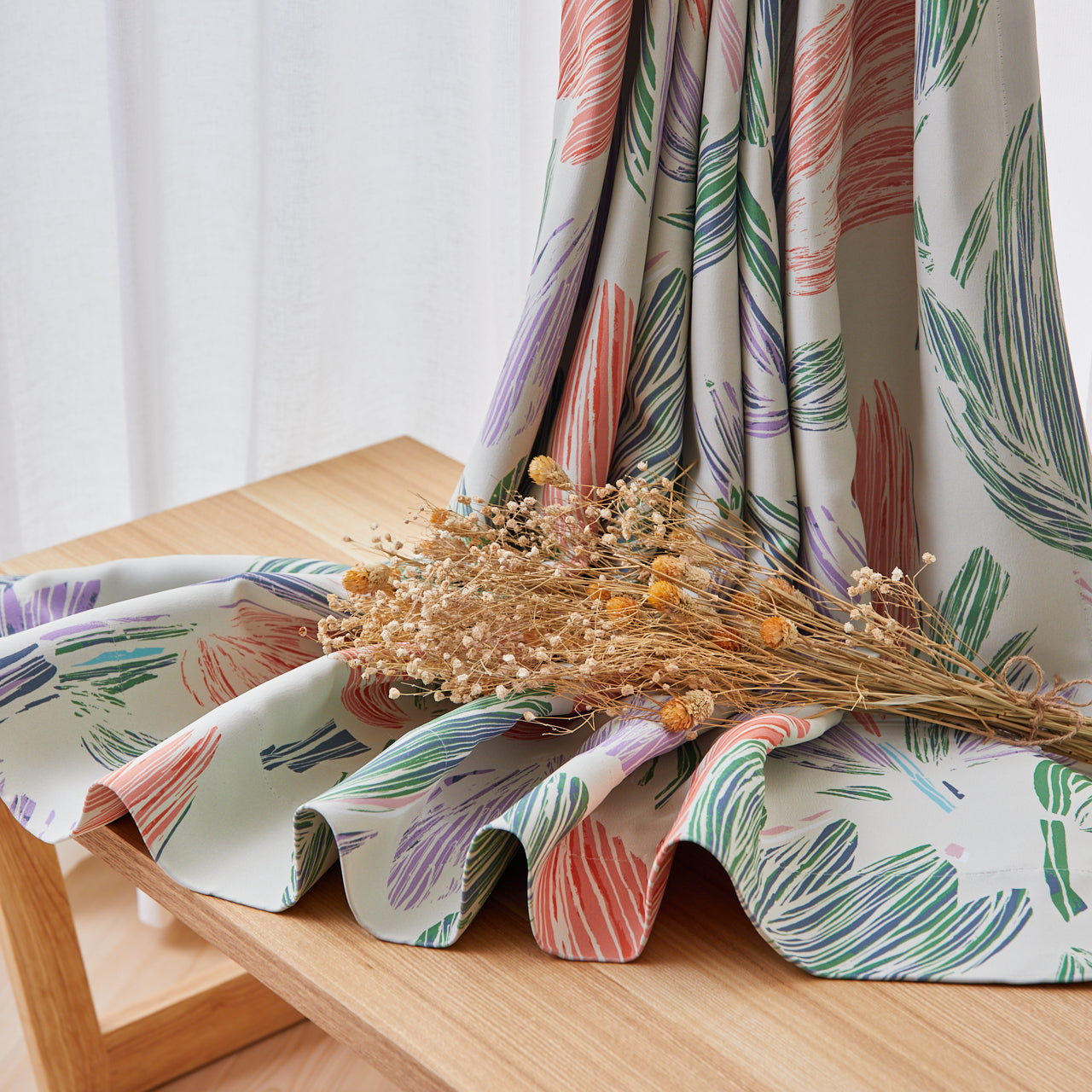 手書き風のタッチで描かれたチューリップのような花々が並んだカーテン 遮光・防炎プリントカーテン