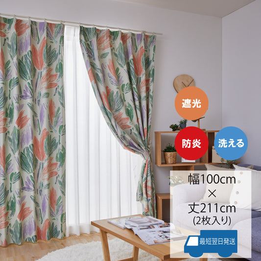 手書き風のタッチで描かれたチューリップのような花々が並んだカーテン