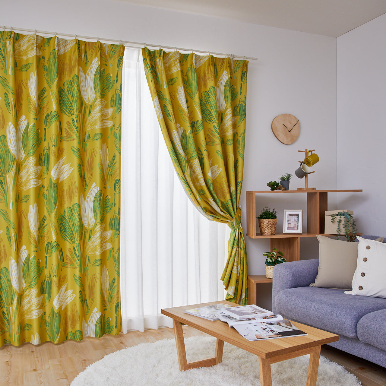 手書き風のタッチで描かれたチューリップのような花々が並んだカーテン 北欧ナチュラル