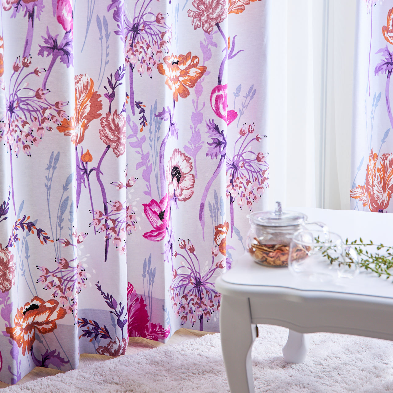 鮮やかなピンクやオレンジのポピーが咲き誇る華やかなカーテン ホワイト家具が合うエレガンススタイル