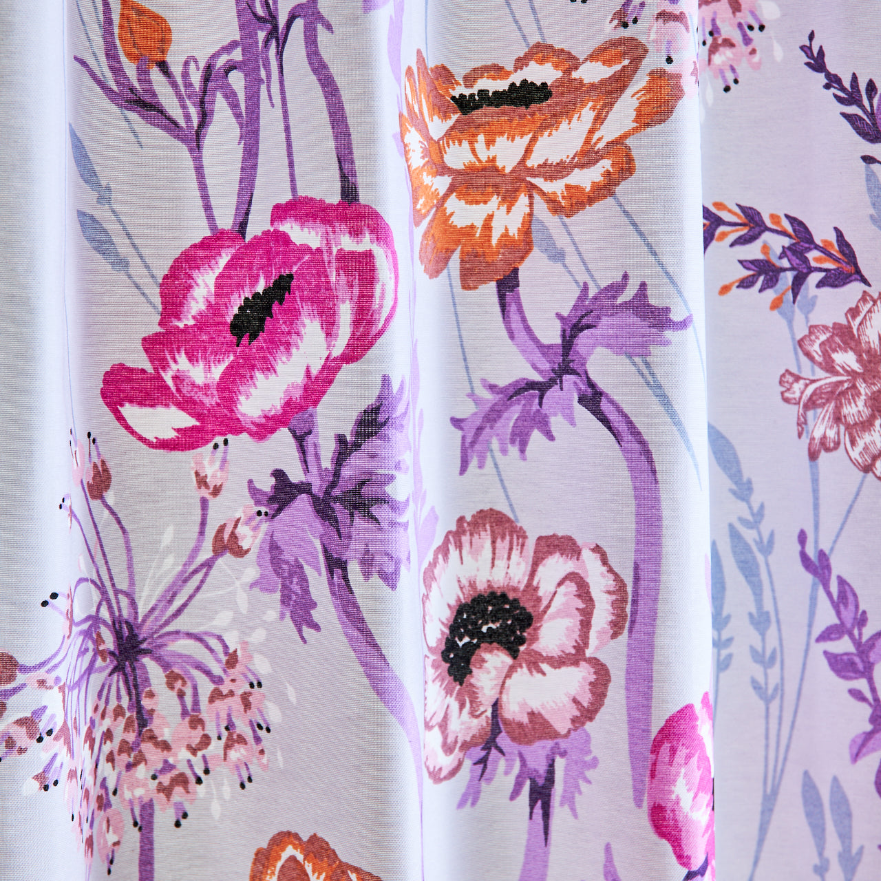 鮮やかなピンクやオレンジのポピーが咲き誇る華やかなカーテン 