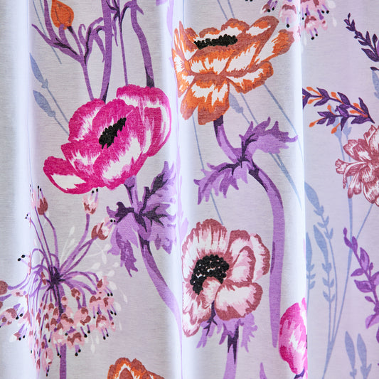 鮮やかなピンクやオレンジのポピーが咲き誇る華やかなカーテン 