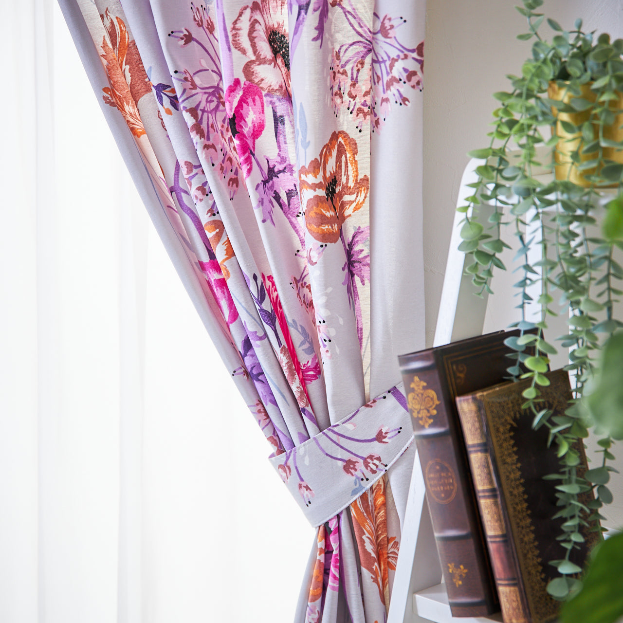 鮮やかなピンクやオレンジのポピーが咲き誇る華やかなカーテン 綿混のやさしい風合い