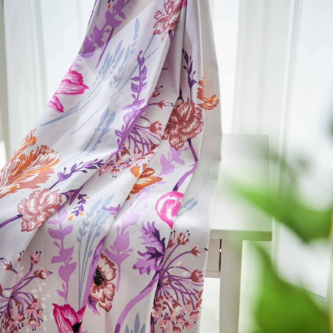 鮮やかなピンクやオレンジのポピーが咲き誇る華やかなカーテン 