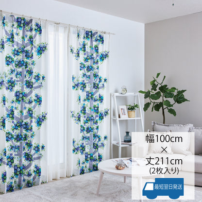 清潔感のあるホワイトの生地に、小花が密集した大きな樹木のデザインが美しく映えるカーテン