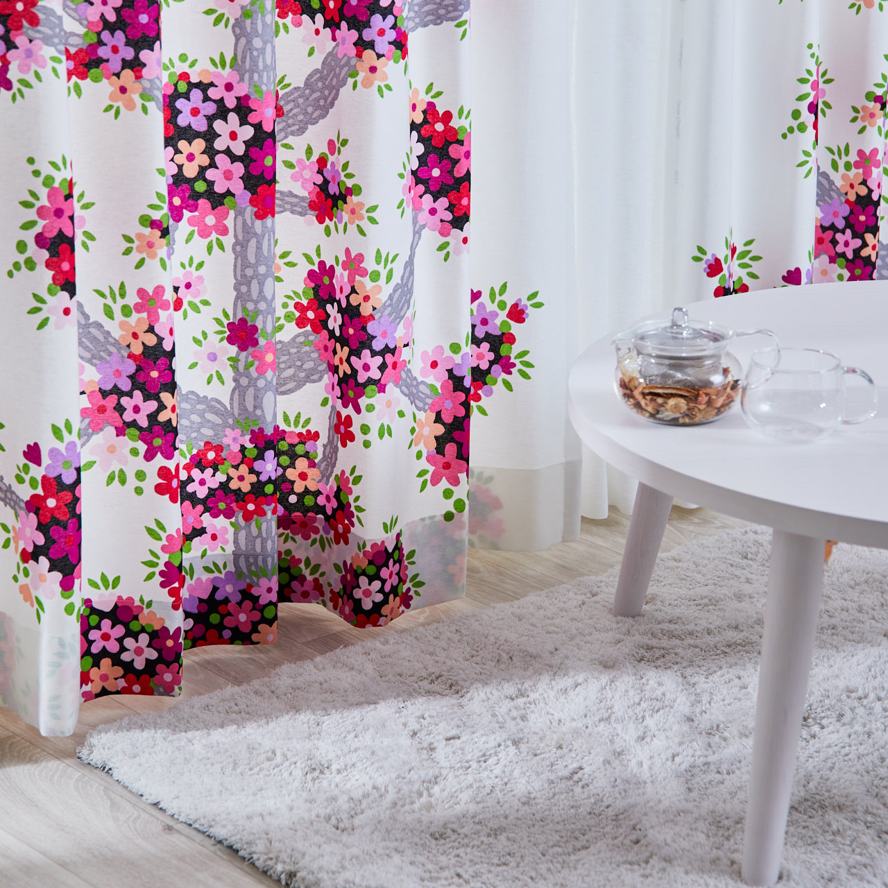 小花が密集した大きな樹木のカーテン ホワイト基調の清潔感あるインテリア