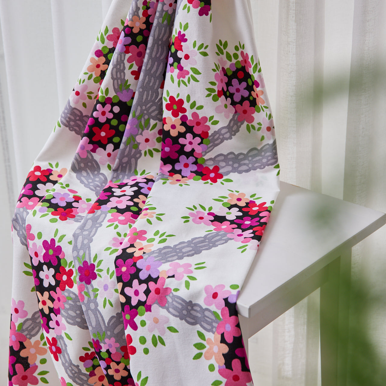 小花が密集した大きな樹木のカーテン 綿混のやさしい風合い