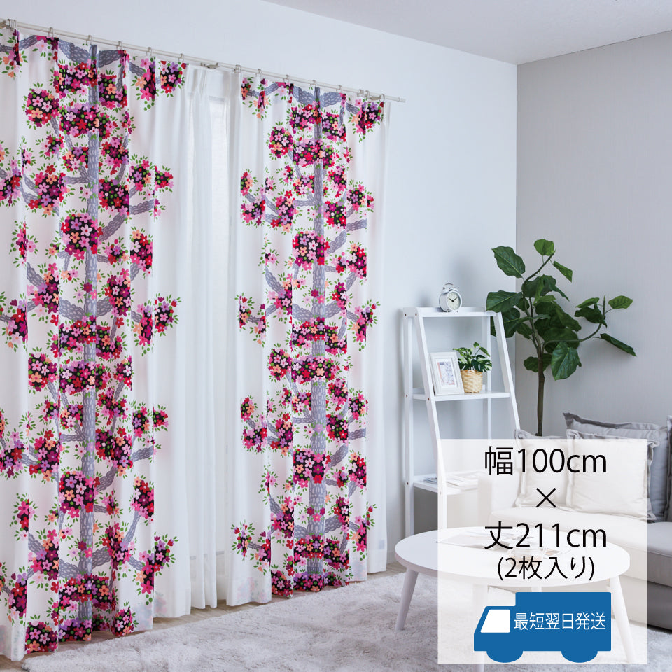 清潔感のあるホワイトの生地に、小花が密集した大きな樹木のデザインが美しく映えるカーテン