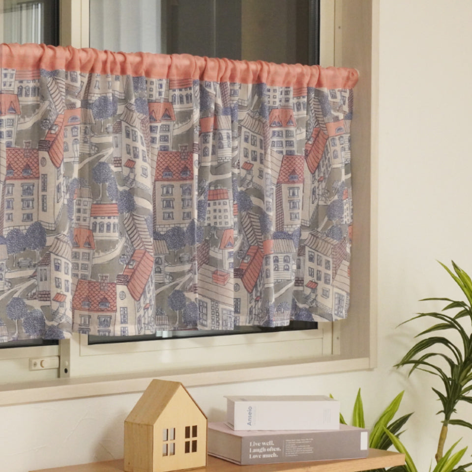 程よい透け感レ－スの北欧の街並み柄カフェカーテン ピンク
