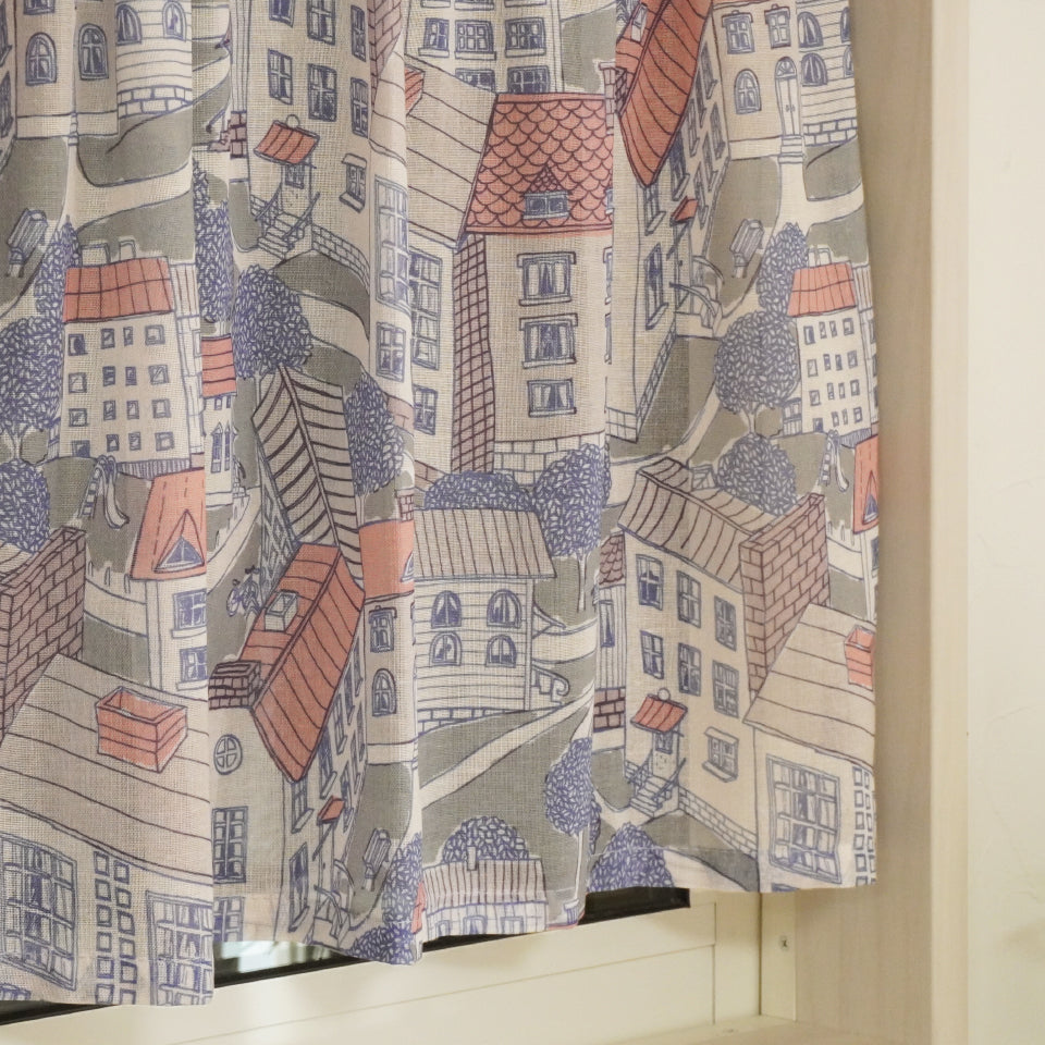 程よい透け感レ－スの北欧の街並み柄カフェカーテン ピンク