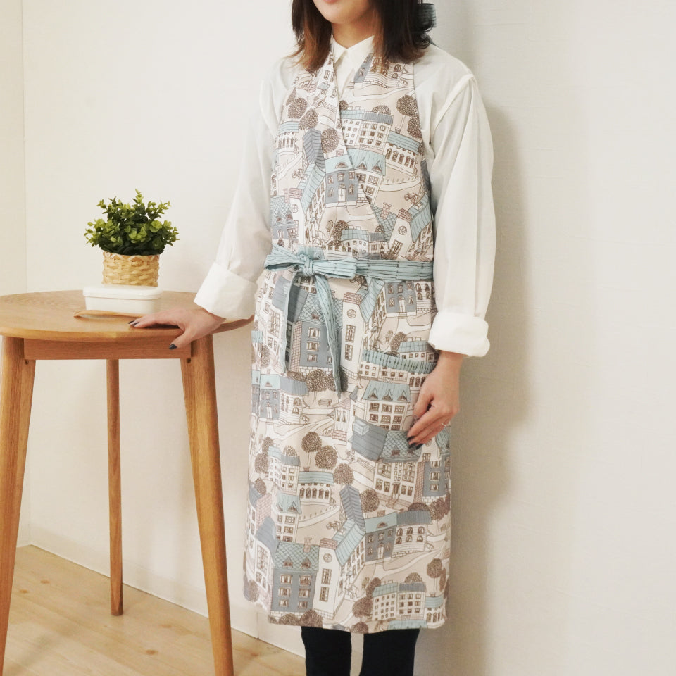 シルエットが綺麗でシワになりにくい♪北欧の街並み柄エプロン ブルー