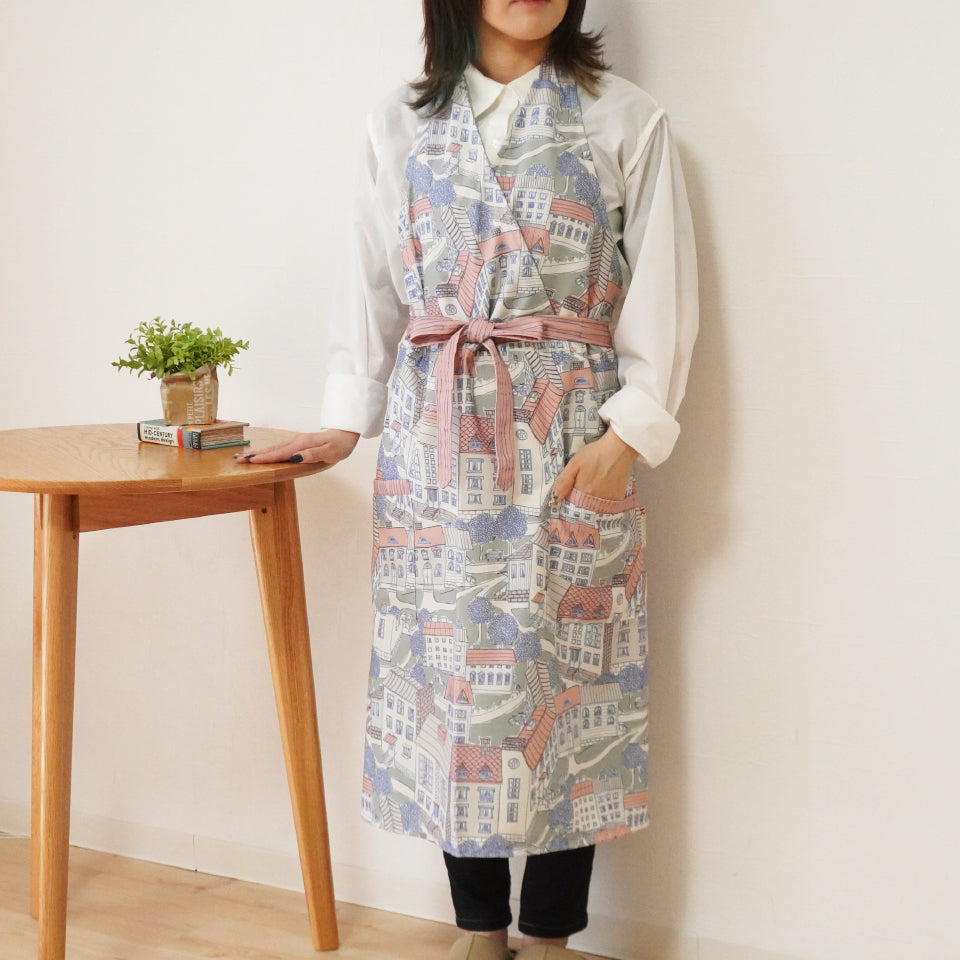 シルエットが綺麗でシワになりにくい♪北欧の街並み柄 ピンク