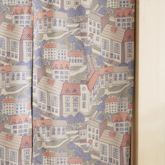 間仕切りや目隠しにおすすめ 北欧の街並みデザイン暖簾 ピンク 