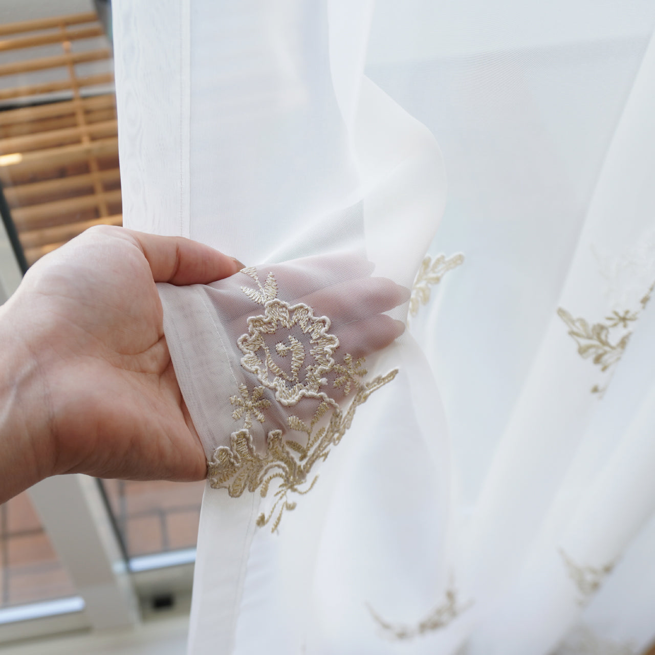 ダマスク刺繍が華やかなクラシカル刺繍レースカーテン ベージュ 透け感のあるボイル