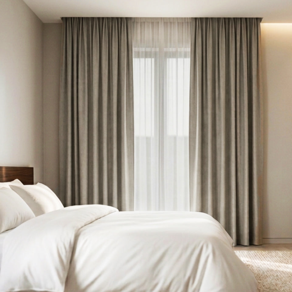 遮光率100% ベロア調のシックなホテルライク無地カーテン グレージュ