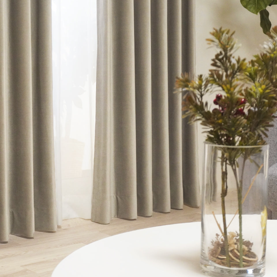 遮光率100% ベロア調のシックなホテルライク無地カーテン 形状安定加工で綺麗なドレープ