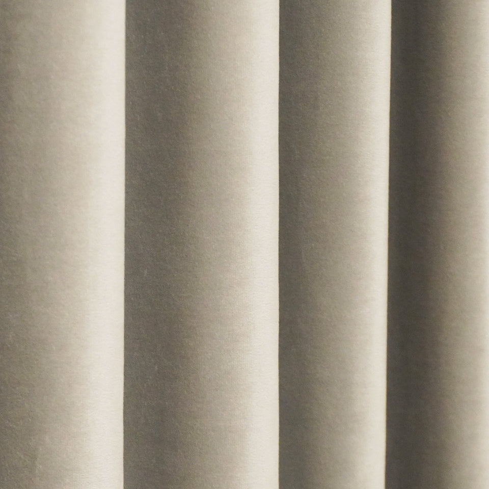 上品な艶感のグレージュでどんなお部屋にも合わせやすいシックなカラー