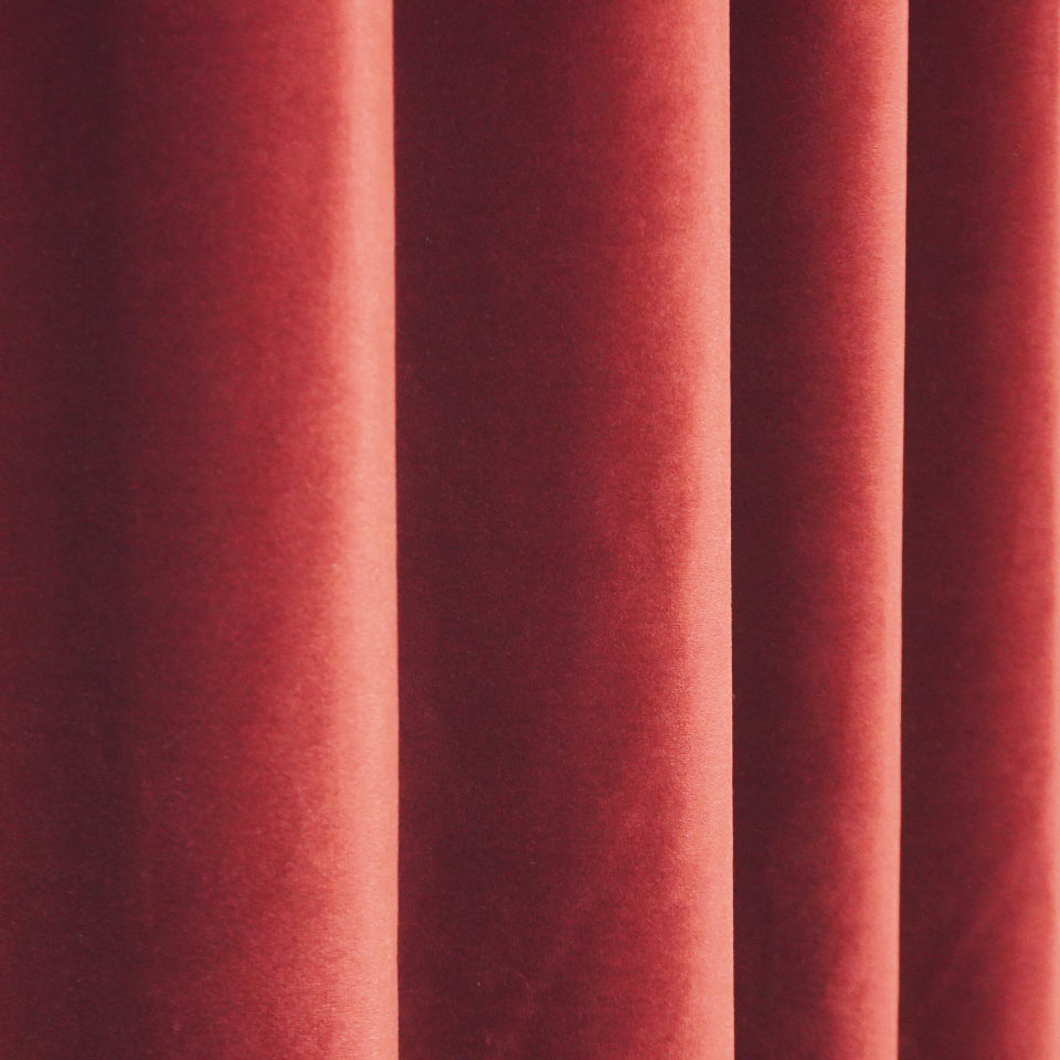 ベロア調の上品な艶感のホテルライクカーテン