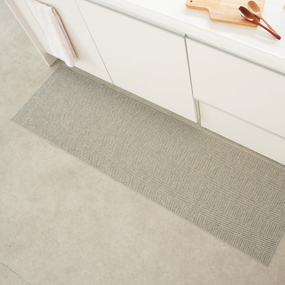 撥水加工でお手入れ簡単。ざっくり織りの無地調デザイン｜ヘリン キッチンマット（グレー）全体