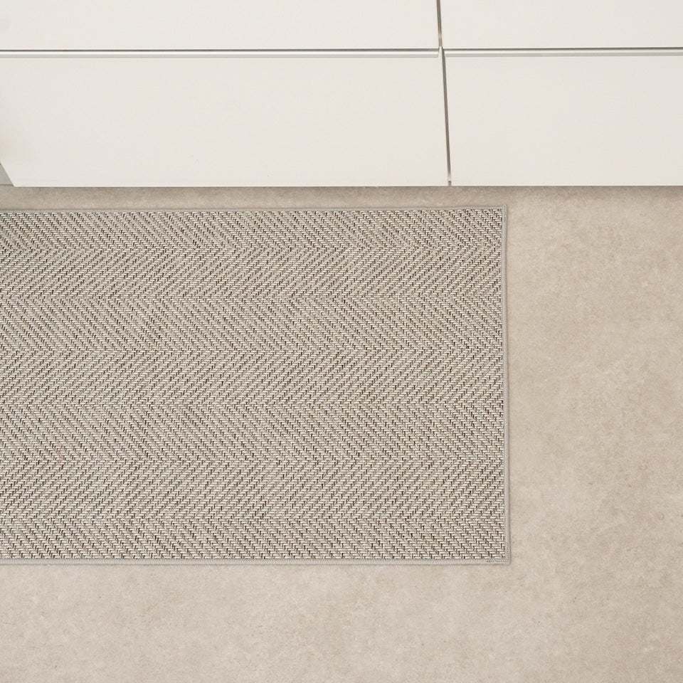 撥水加工でお手入れ簡単。ざっくり織りの無地調デザイン｜ヘリン キッチンマット（グレー）生地感・模様