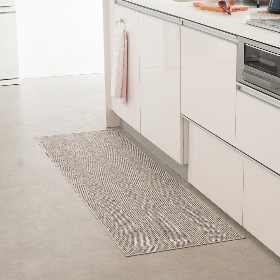 撥水加工でお手入れ簡単。ざっくり織りの無地調デザイン｜ヘリン キッチンマット（グレー）使用例-2