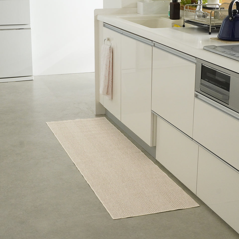 撥水加工でお手入れ簡単。ざっくり織りの無地調デザイン｜ヘリン キッチンマット（ベージュ）使用例2