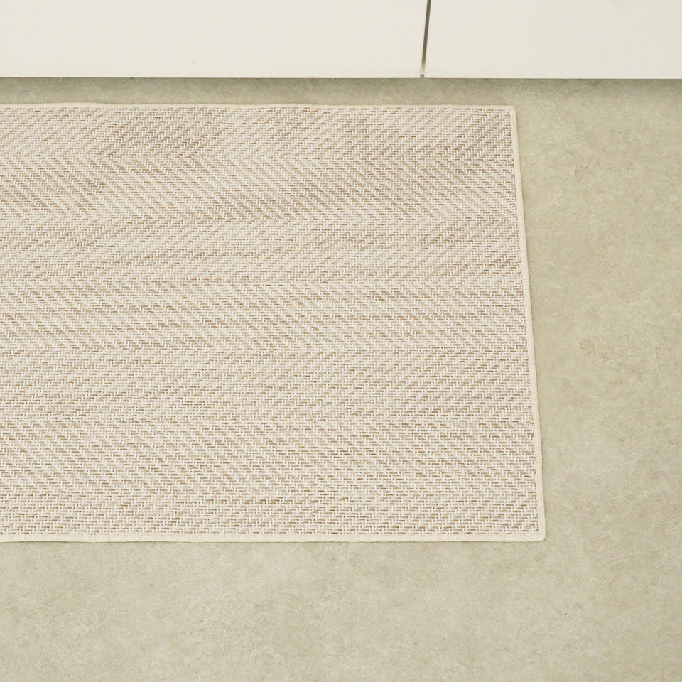 撥水加工でお手入れ簡単。ざっくり織りの無地調デザイン｜ヘリン キッチンマット（ベージュ）生地感・模様