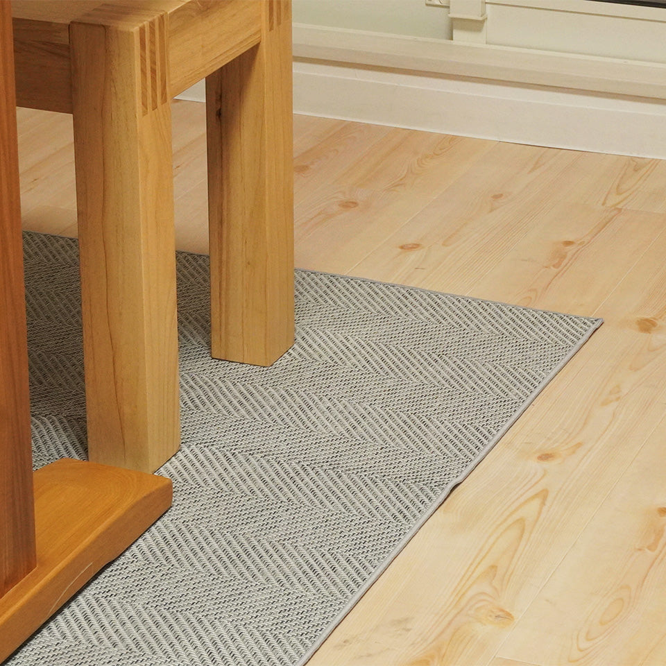 撥水加工でお手入れ簡単。ざっくり織りの無地調デザイン｜ヘリン ダイニングラグ（グレー）ダイニング使用・柄