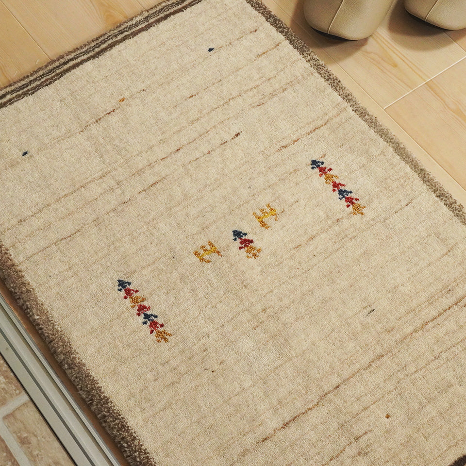 天然素材で温かみを感じるインド製手織りギャッベ アイボリー 木の柄