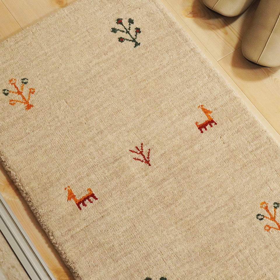 天然素材で温かみを感じるインド製手織りギャッベ アイボリー 木とひつじの柄