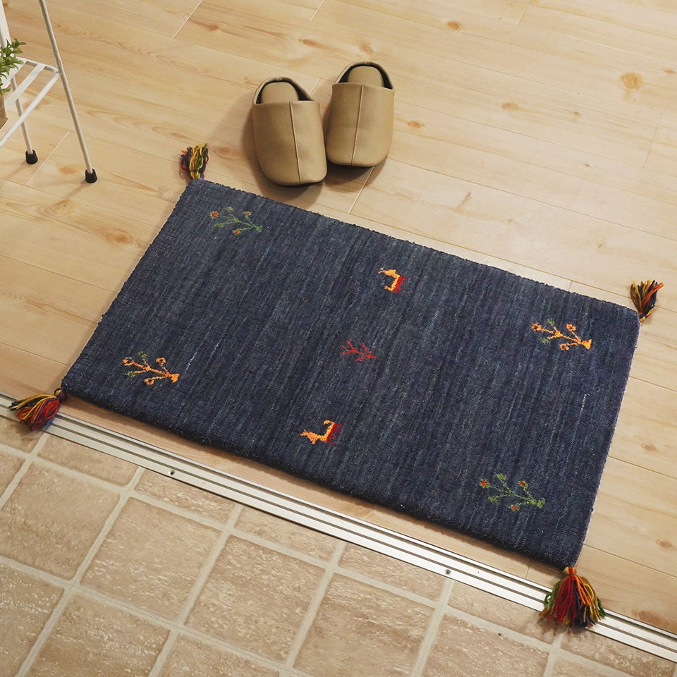 天然素材で温かみを感じるインド製手織りギャッベ ブルー 玄関マットサイズ