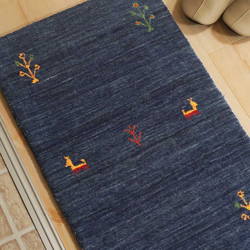 天然素材で温かみを感じるインド製手織りギャッベ ブルー 木とひつじの柄