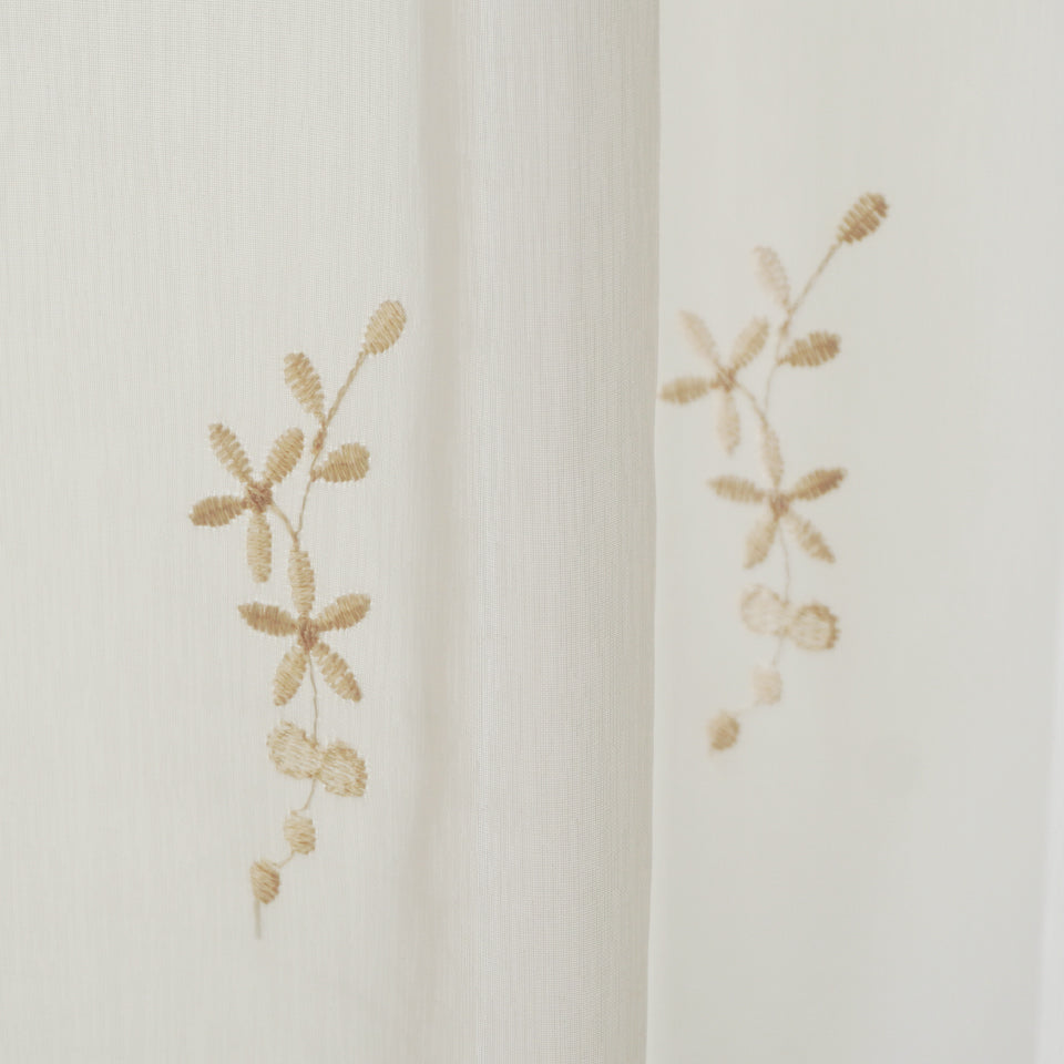 繊細な花柄の刺繍が目を引くエレガントスタイルレース 繊細なベージュ刺繍