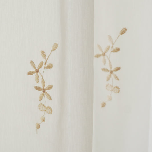 繊細な花柄の刺繍が目を引くエレガントスタイルレース 繊細なベージュ刺繍