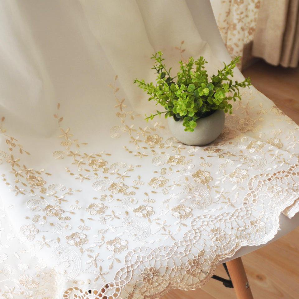 繊細な花柄の刺繍が目を引くエレガントスタイルレース 裾部分は華やかな刺繍